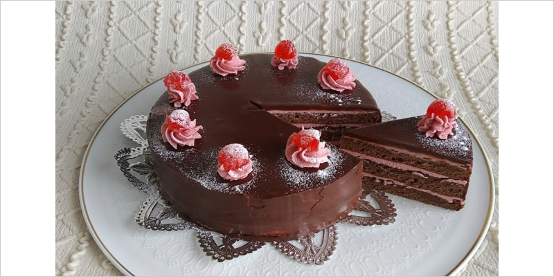ラズベリークリームのチョコレートケーキ